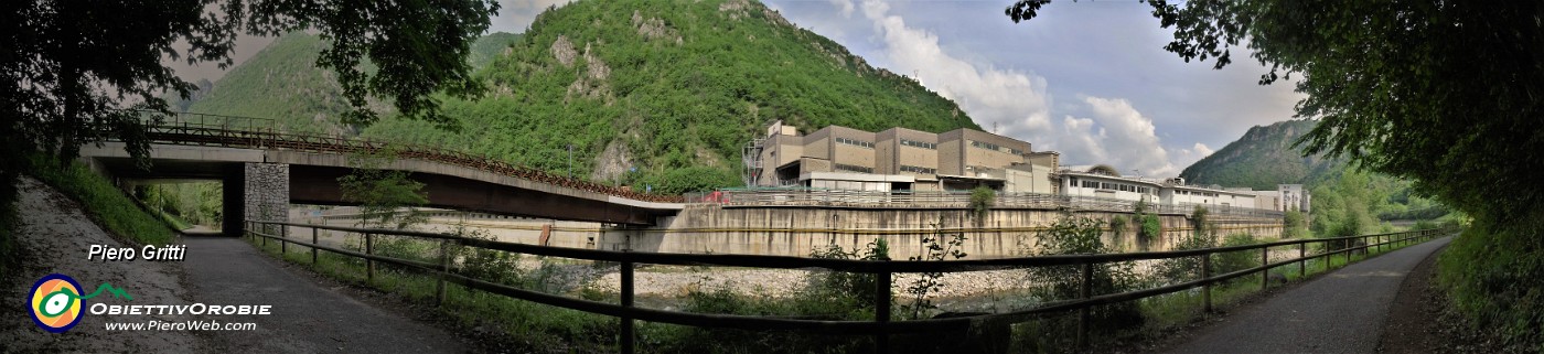 19 Scendo dal sentiero per riprendere la ciclabile con costante vista sullo stabilimento della Sanpellegrino Spa.jpg